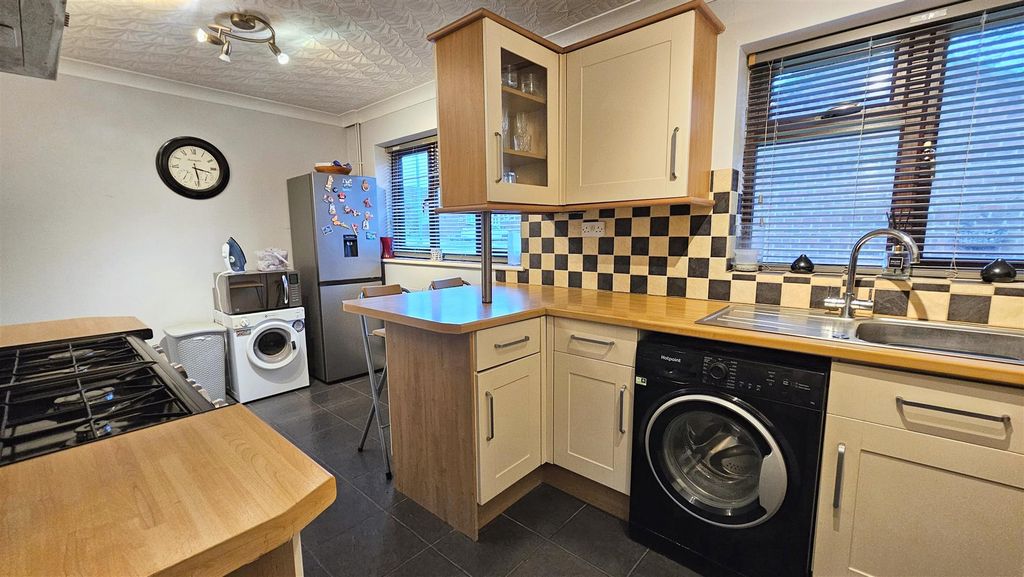 Property photo 2 of 11 Kitchen