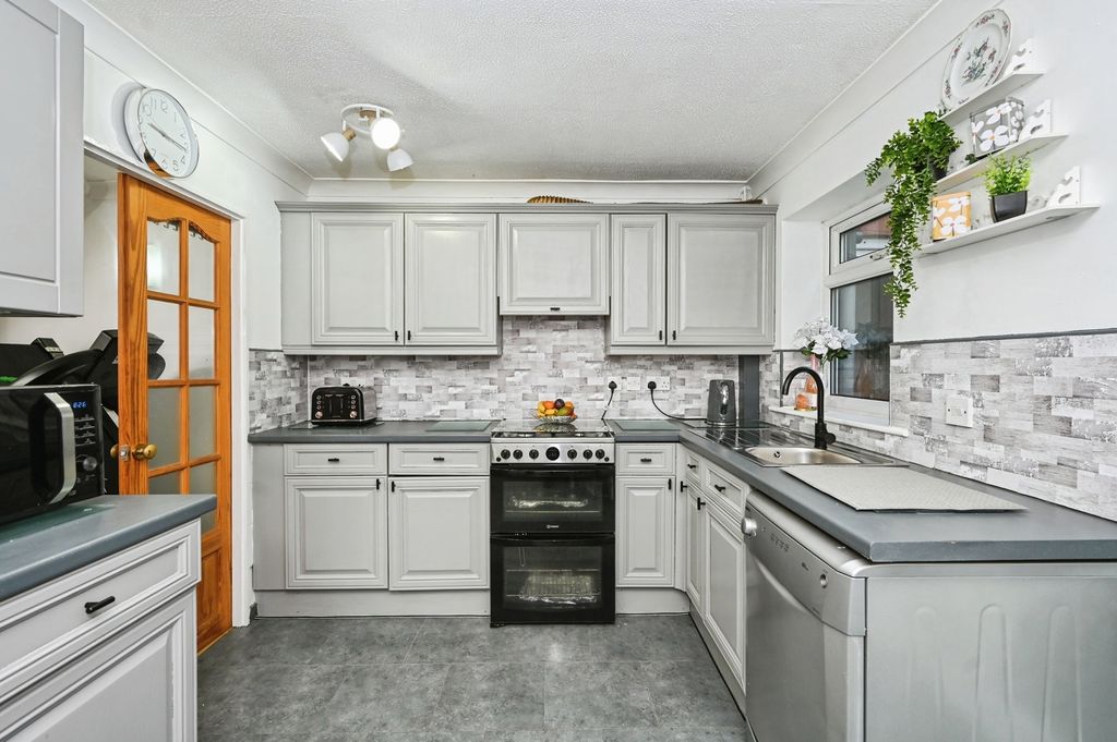 Property photo 3 of 20 Kitchen