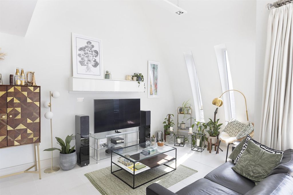 Property photo 3 of 17 Flat 5, 30, Park Stree Borough Market, London Brid
