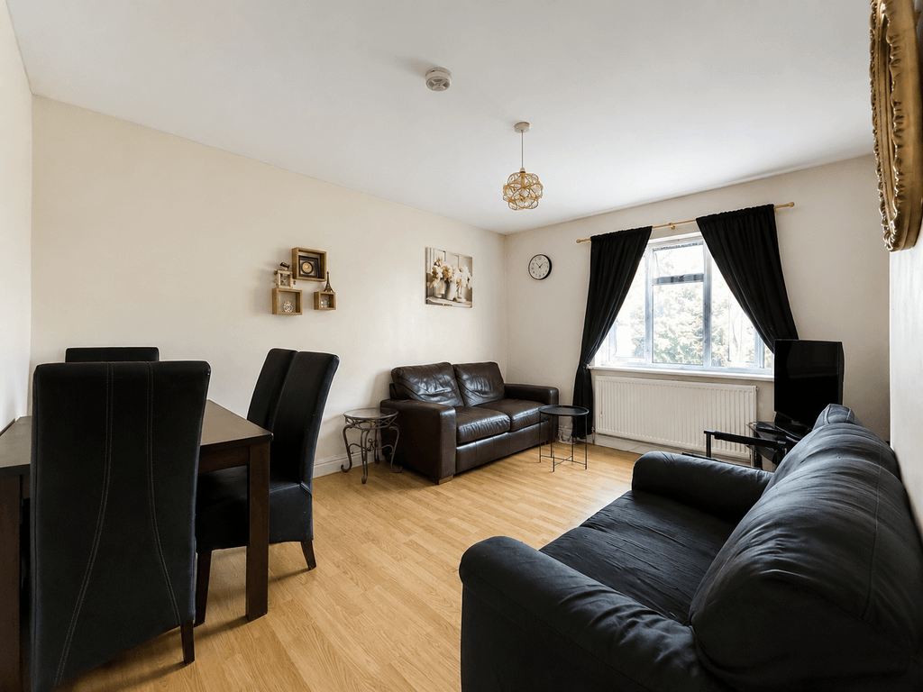 Property photo 1 of 7 3 Bedroom Flat In Whitton Nelson Road