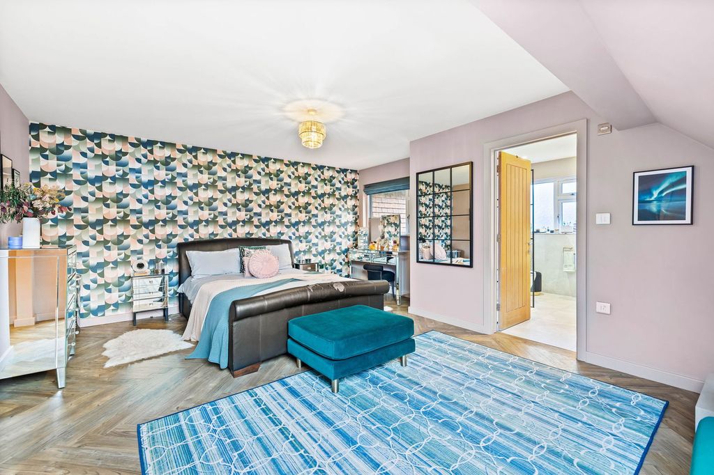 Property photo 3 of 37