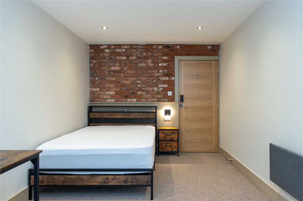 Property photo 1 of 13 Room 8