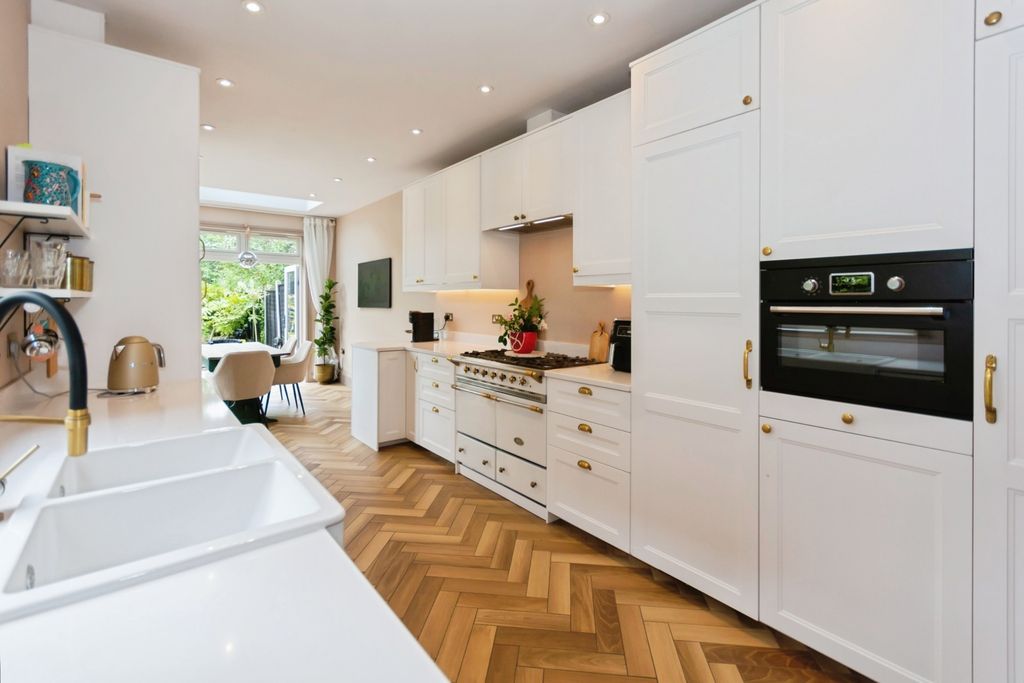 Property photo 2 of 17 Kitchen