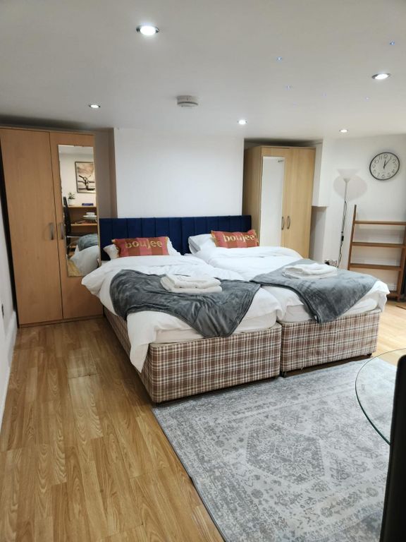 Property photo 1 of 6 Bedroom