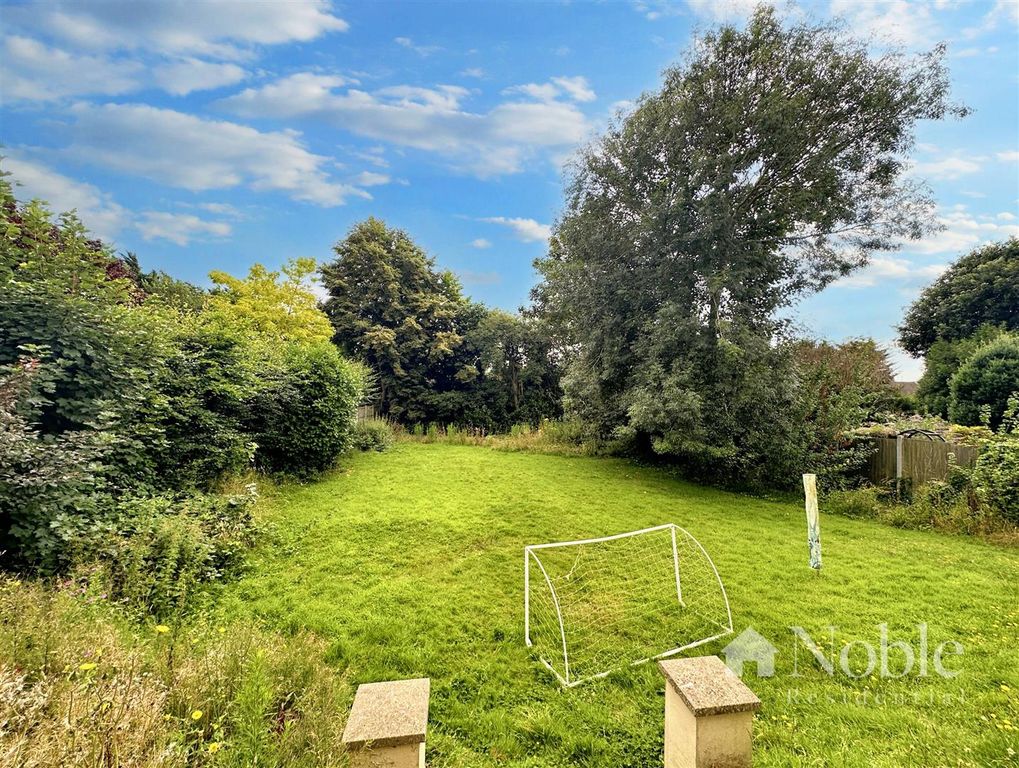 Property photo 3 of 12 Communal Garden