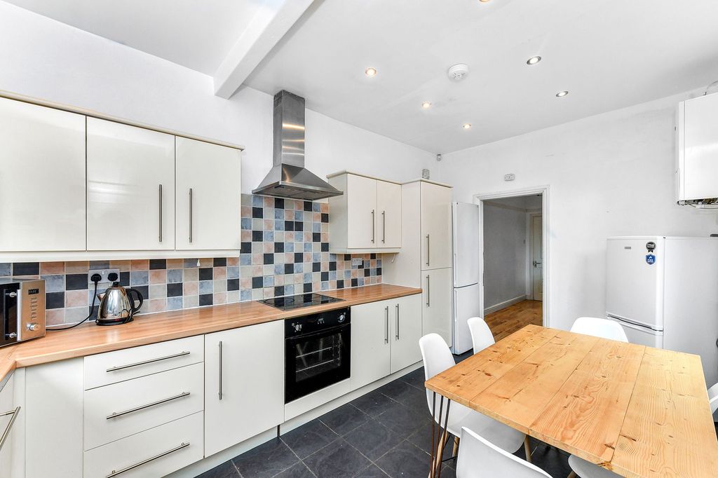 Property photo 2 of 32