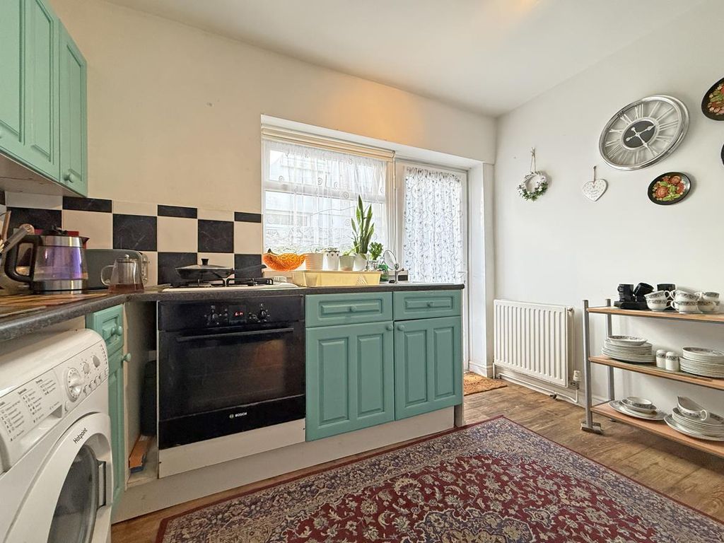 Property photo 3 of 9 Cromwell Road 21 - Kitchen.Jpg