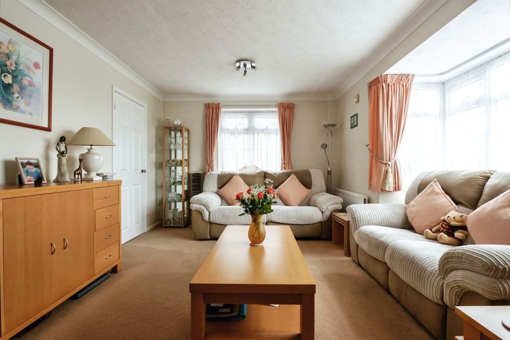 Property photo 3 of 17 Lounge