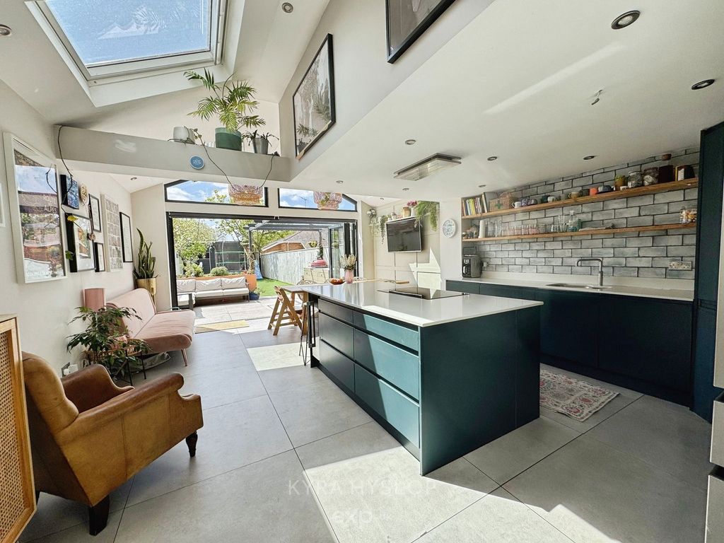 Property photo 1 of 28