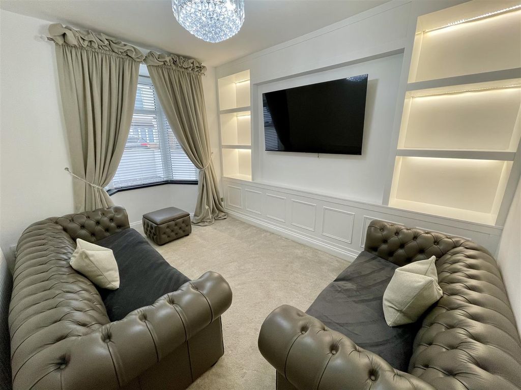 Property photo 2 of 16 Lounge