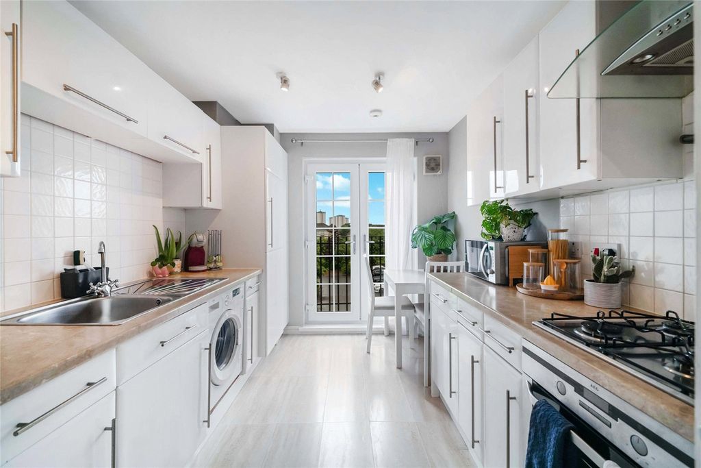 Property photo 3 of 17 Kitchen