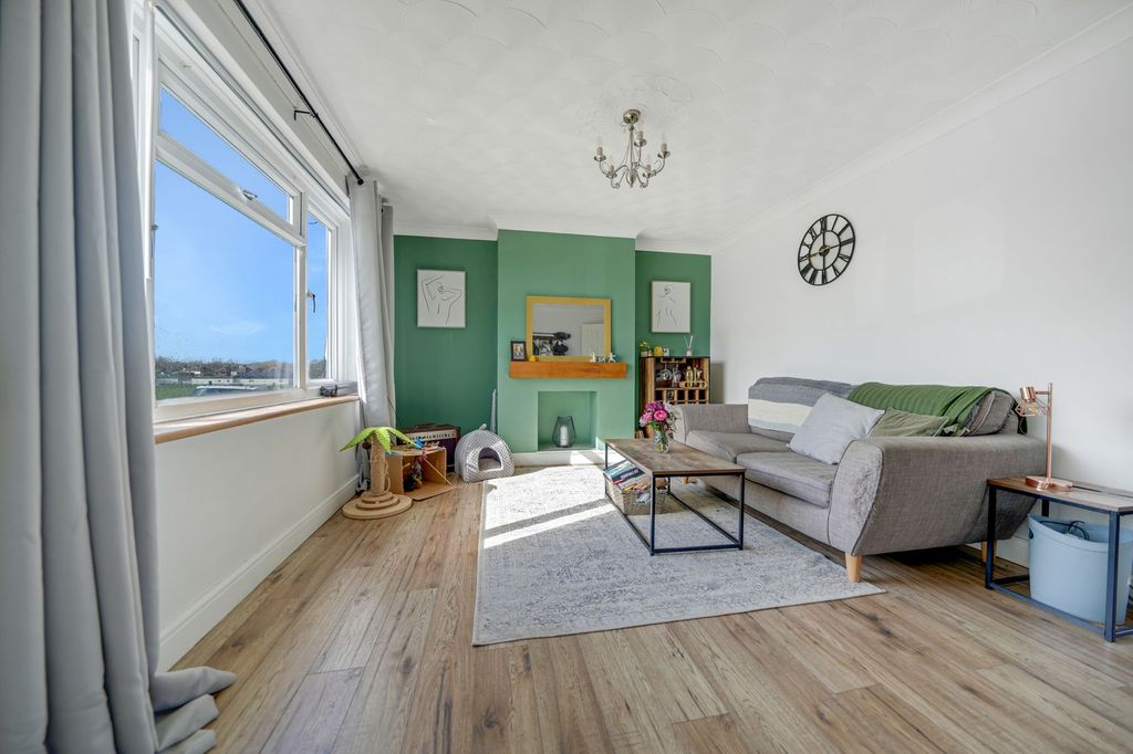 Property photo 2 of 11 Forge Road, Sittingbourne - Lounge