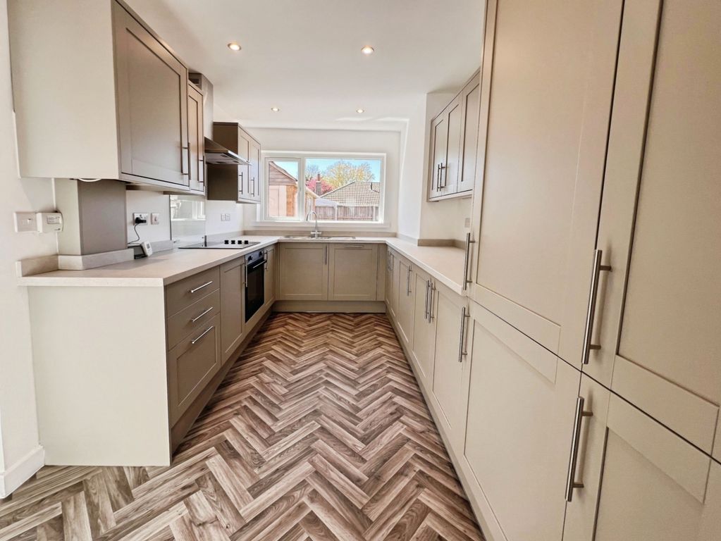 Property photo 3 of 11 Fitted Kitchen