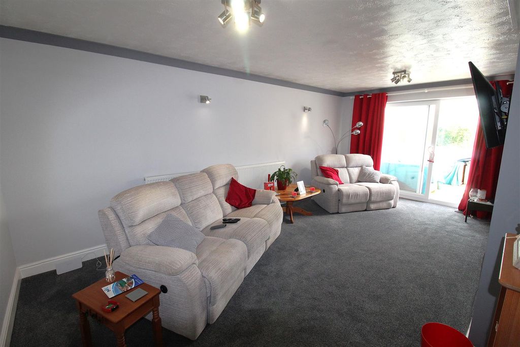 Property photo 2 of 18 Lounge