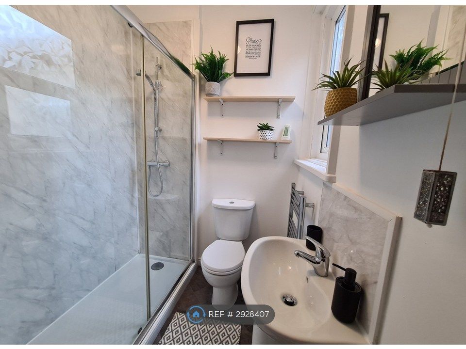 Property photo 2 of 5 Communal Bathroom