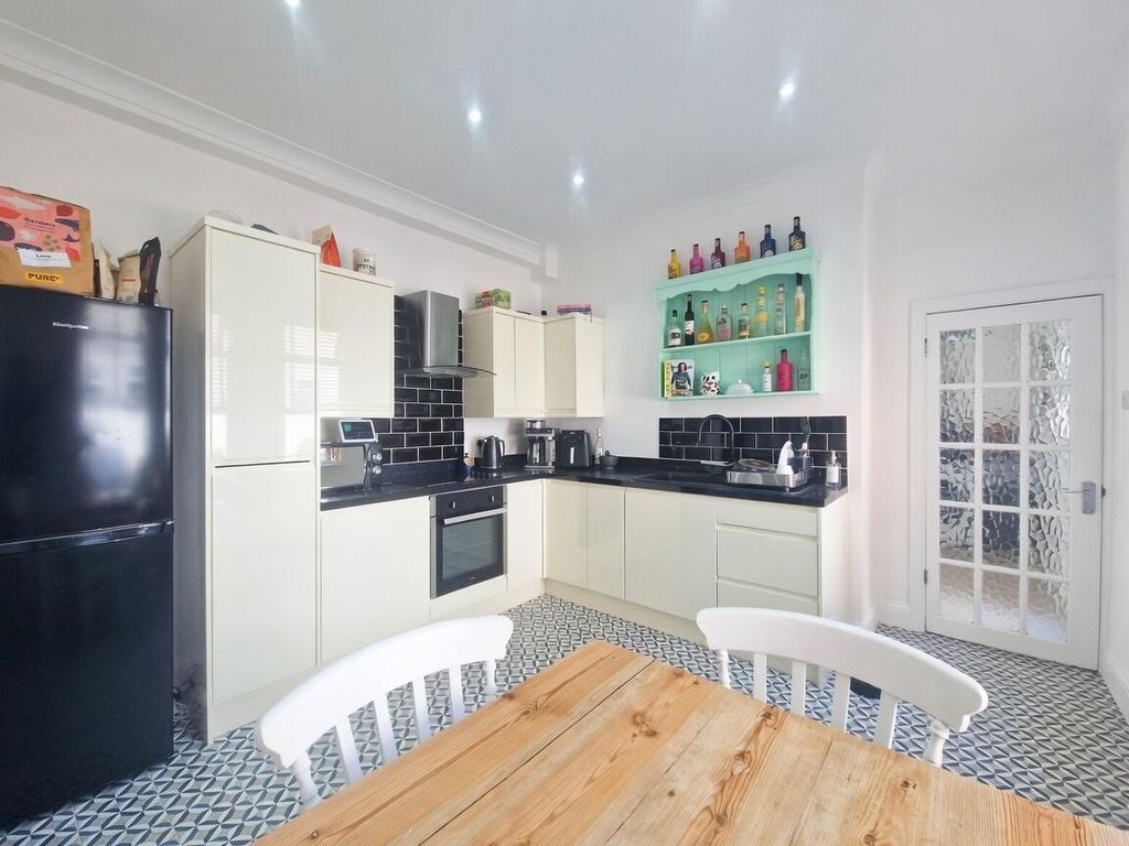 Property photo 3 of 16 Kitchen