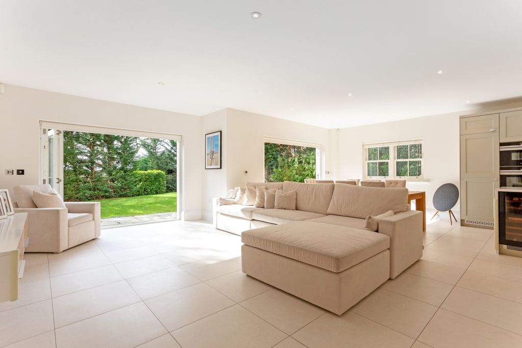 Property photo 2 of 19 Windsor Grey Close