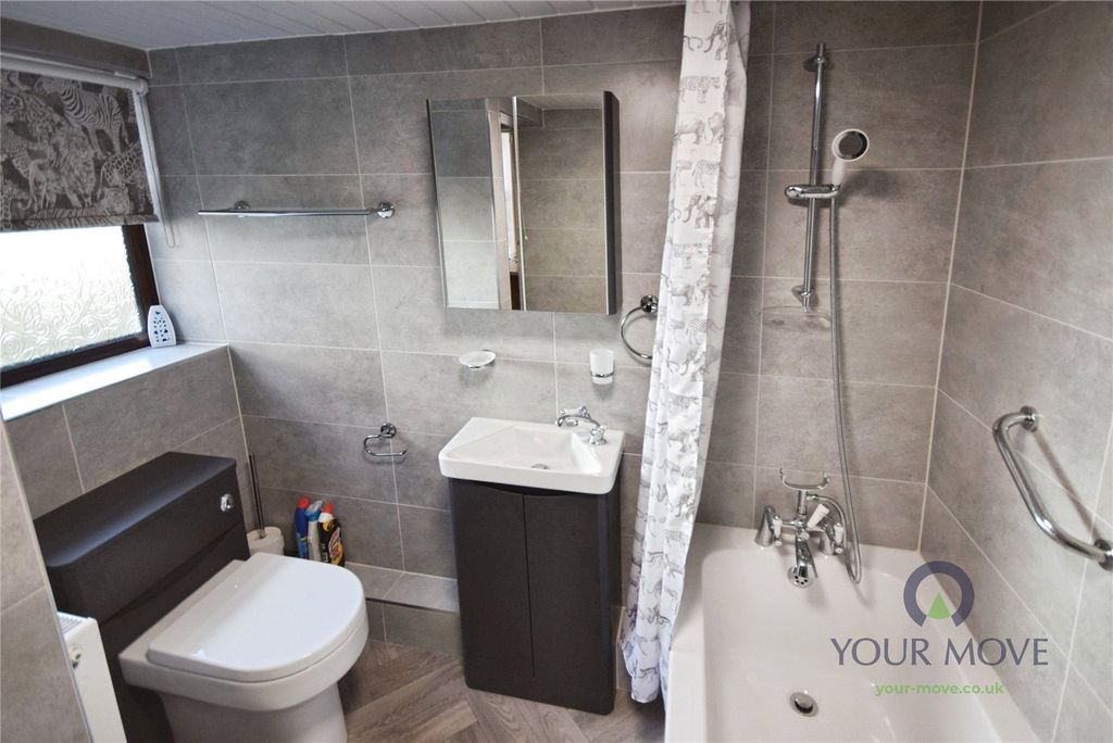 Property photo 3 of 18 Bathroom