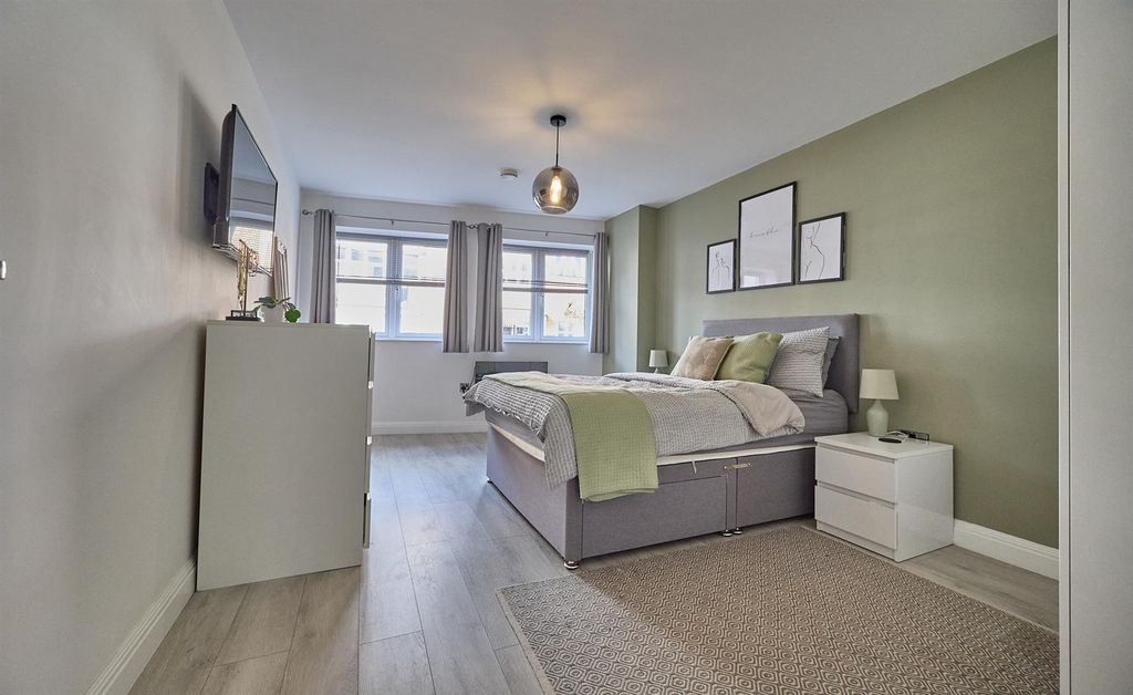 Property photo 3 of 10 Bedroom One To Front