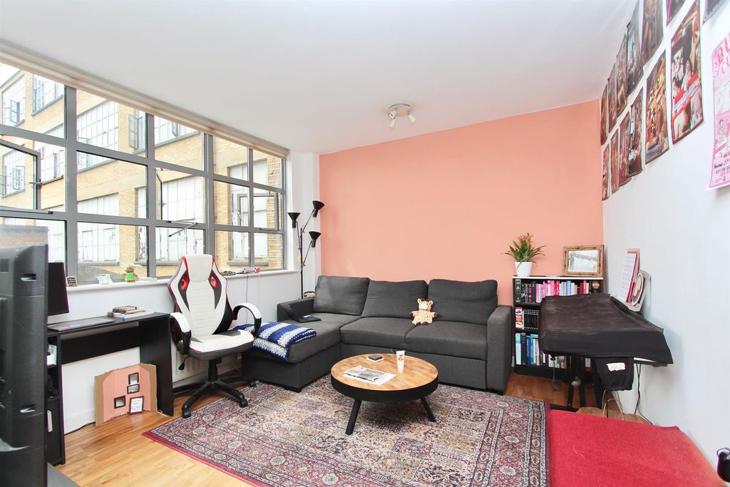 Property photo 1 of 11 Somerford Grove, N16