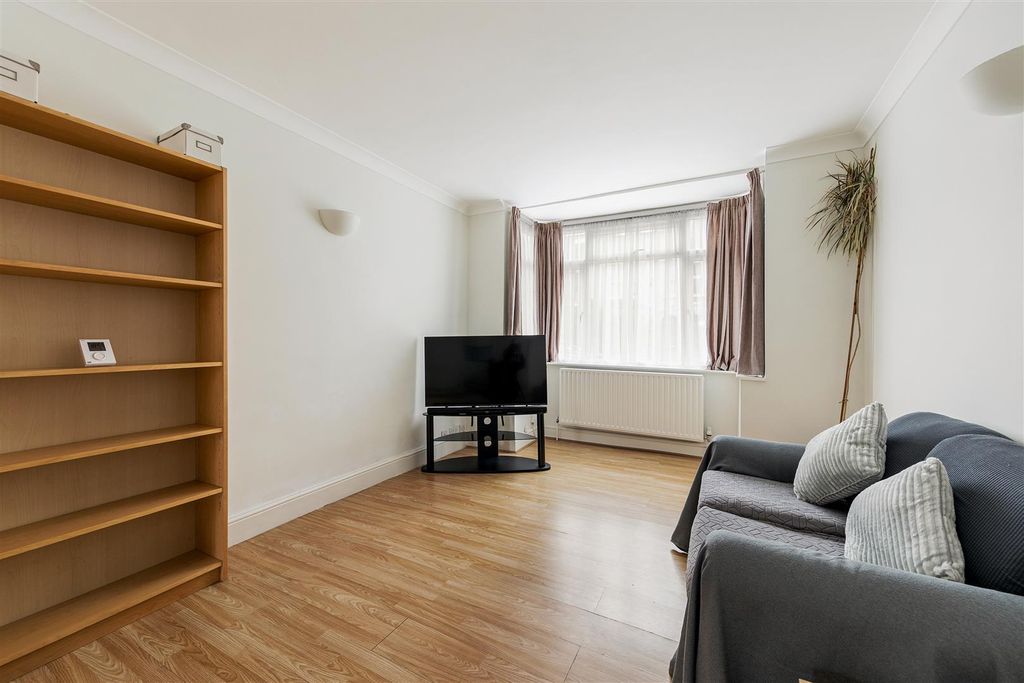 Property photo 2 of 26 Turner Road, E17