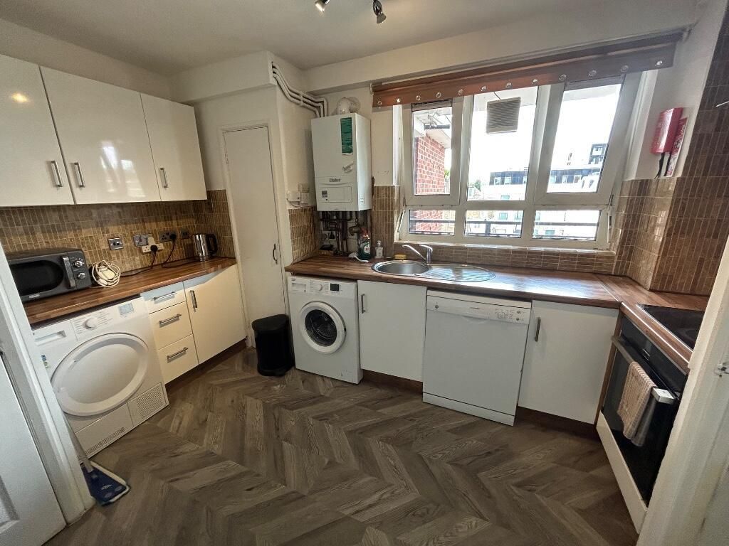 Property photo 1 of 11 Kitchen