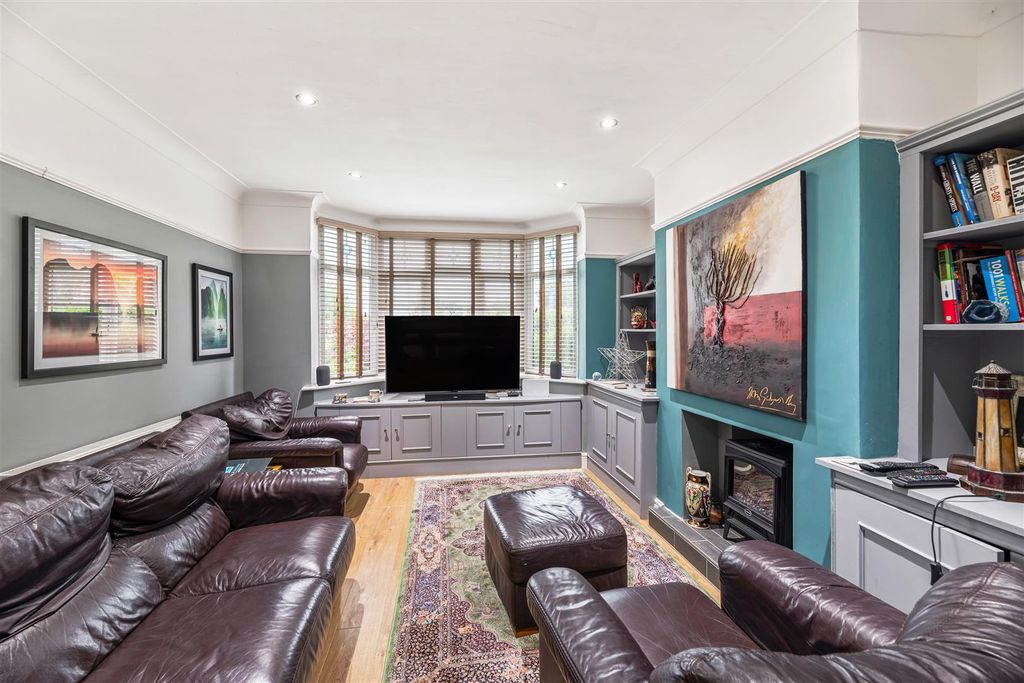 Property photo 2 of 16 Lounge