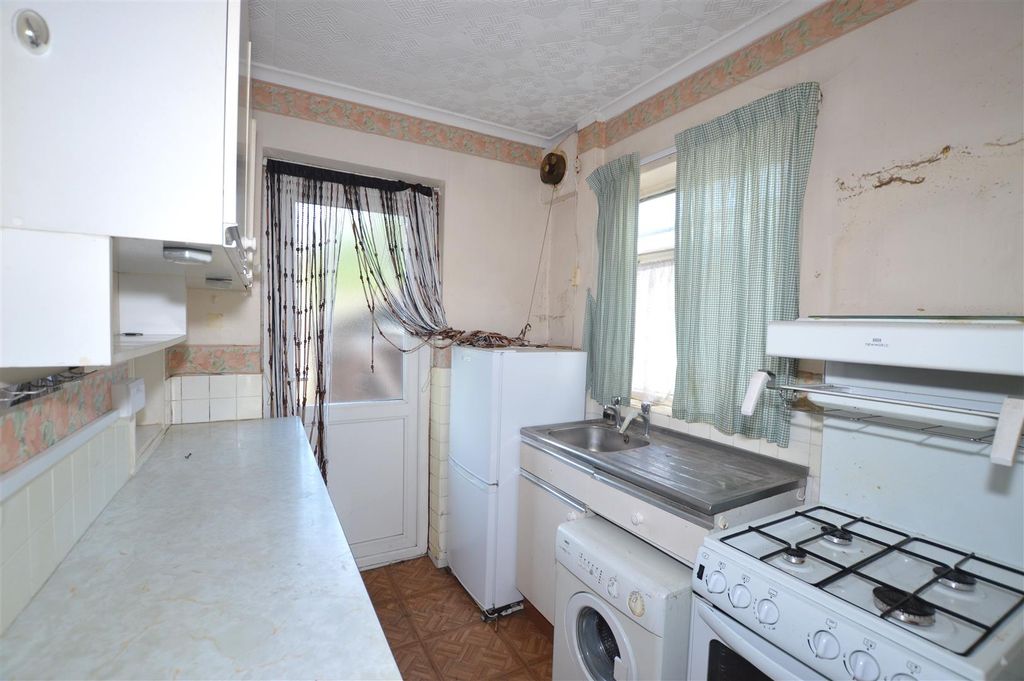 Property photo 2 of 10 102 Wills Crescent Kit New.Jpg