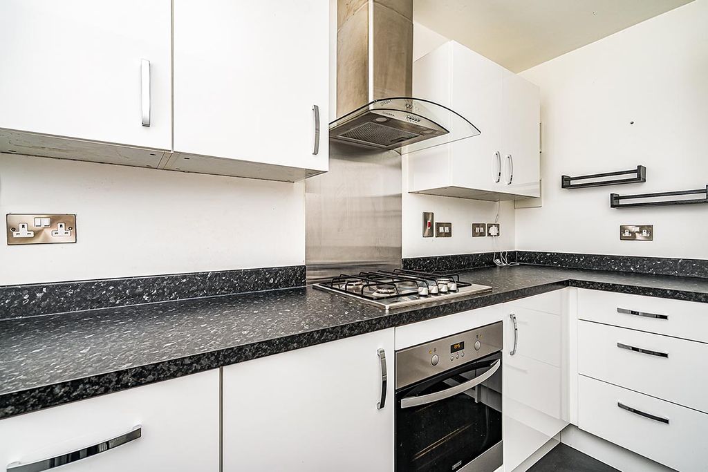 Property photo 3 of 10 Kitchen