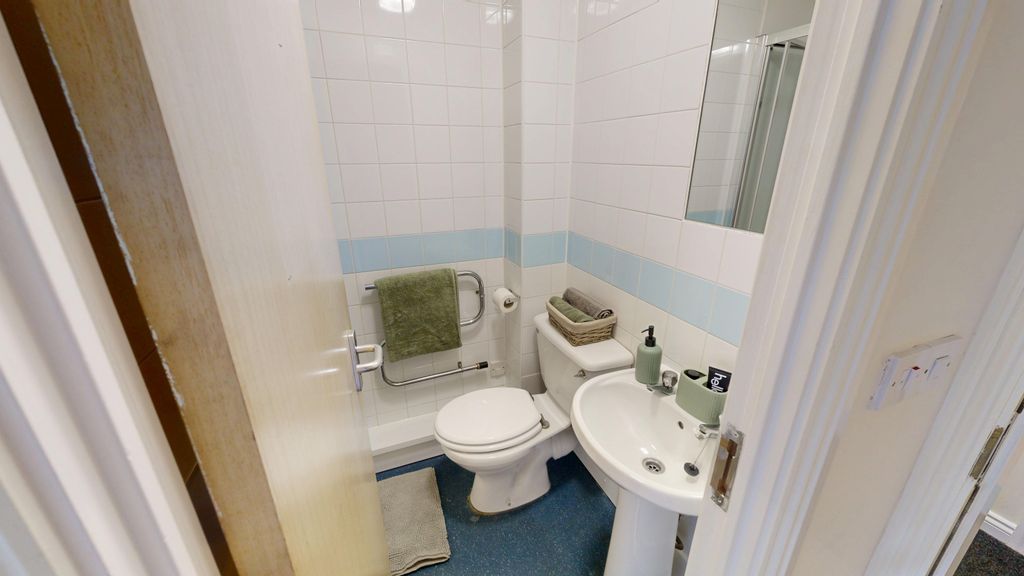 Property photo 3 of 10 Bathroom