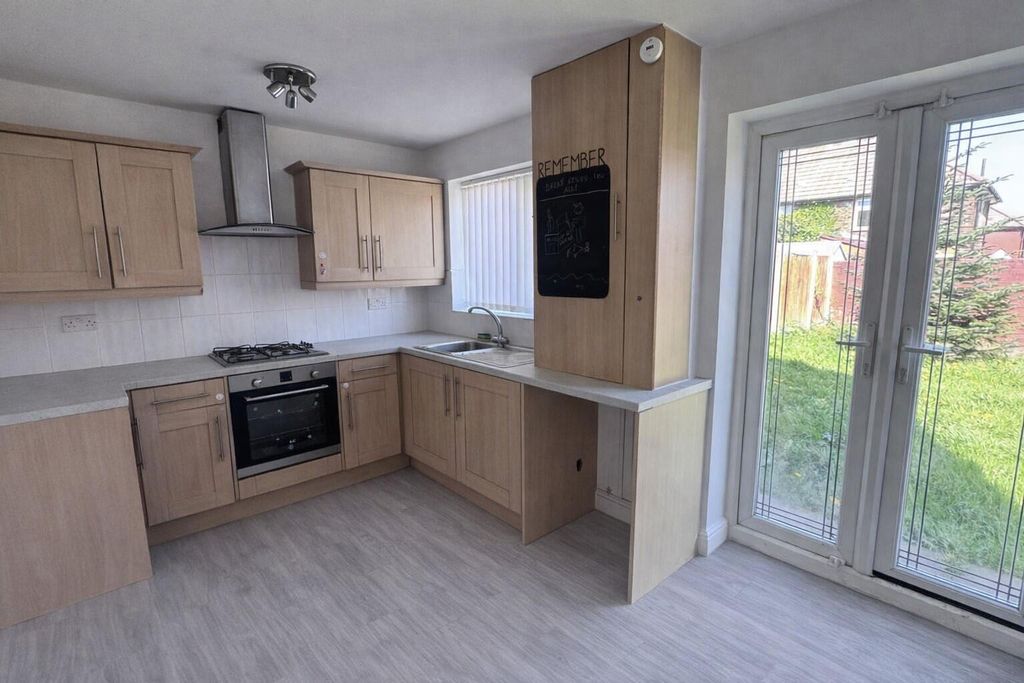 Property photo 3 of 8 Kitchen