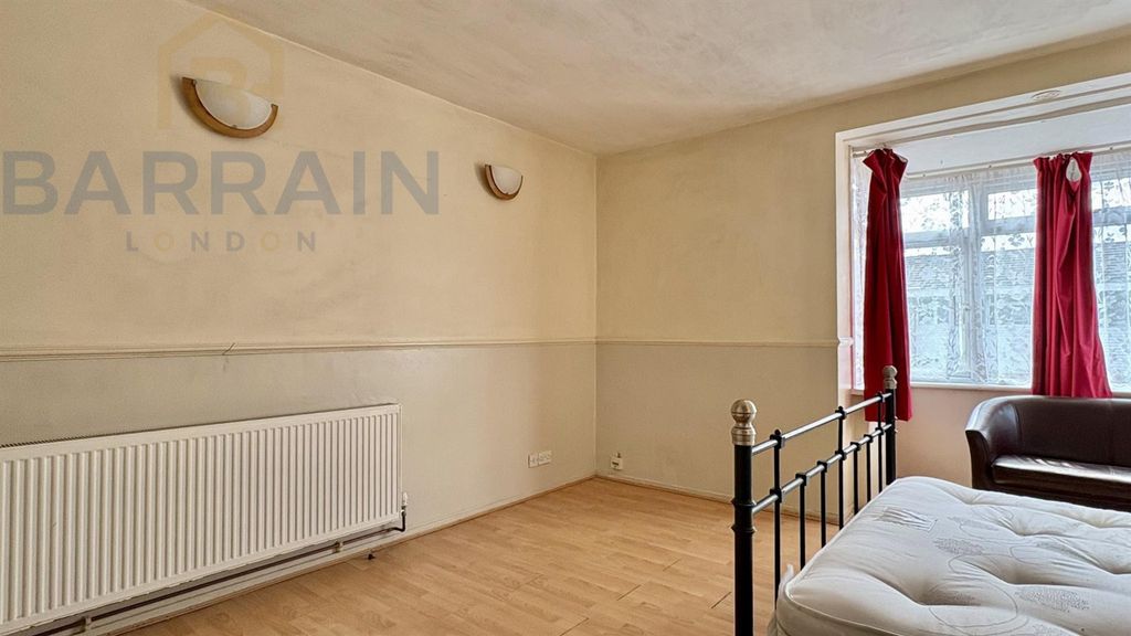 Property photo 3 of 8 Property For Sale In Cross Harbour - Barrain London