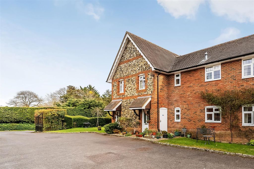 Property photo 1 of 19 6-Marlborough-Court-15.Jpg