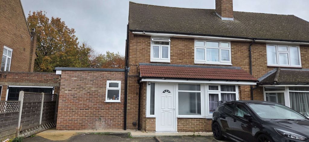 Property photo 1 of 20 One En-Suite Room Available In 6 Bed Semi-Detached House To Rent Westlea Avenue, Watford Wd25