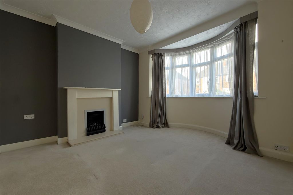 Property photo 2 of 17 Lounge