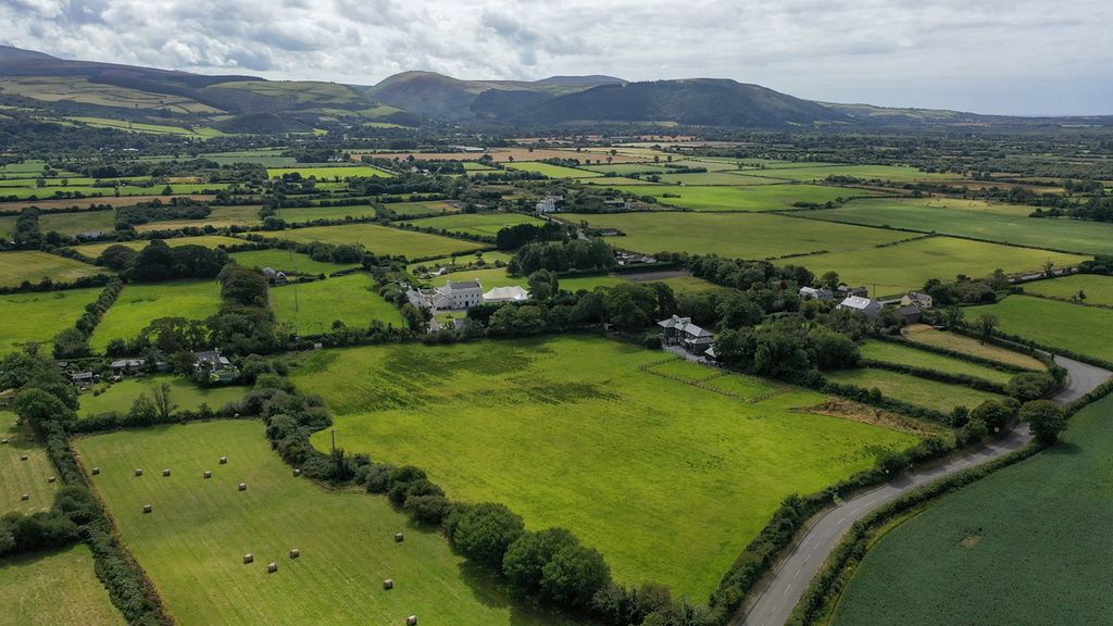 Property photo 2 of 49