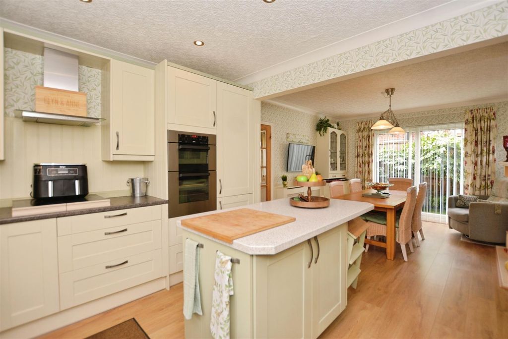 Property photo 2 of 44 Kitchen/Diner