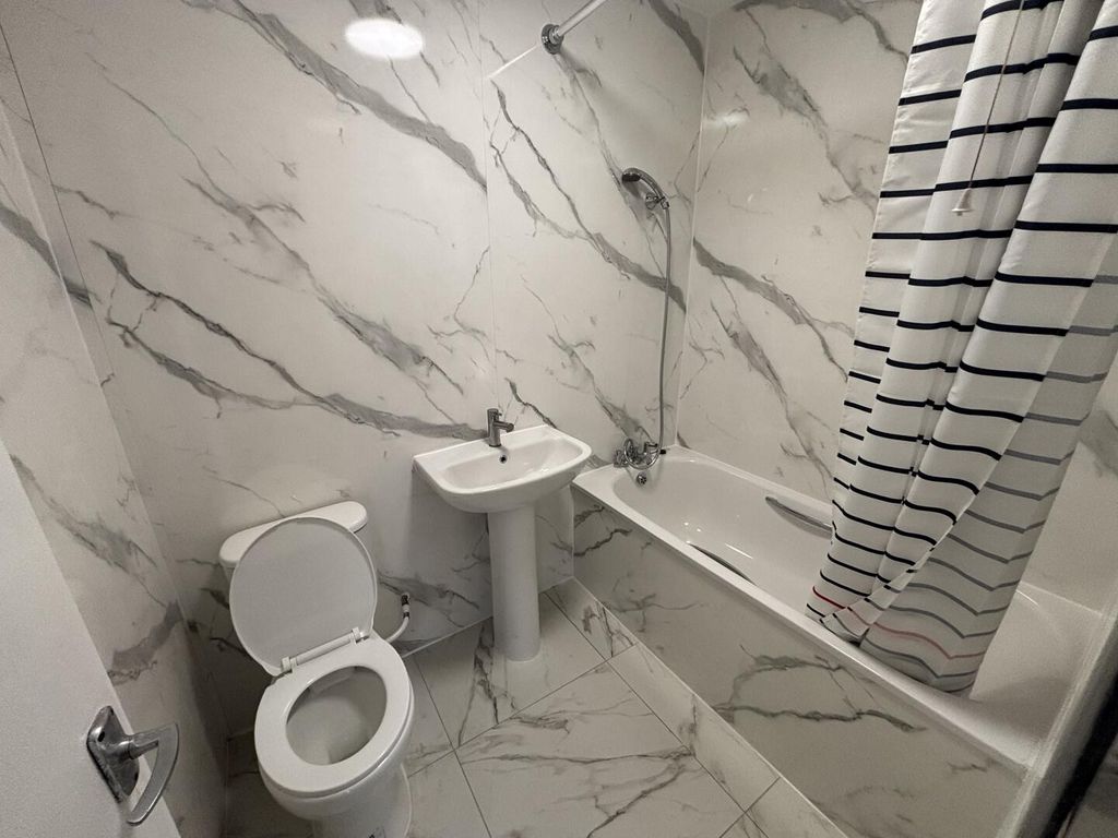 Property photo 2 of 7 Bathroom