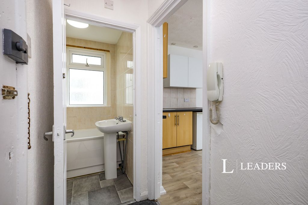 Property photo 2 of 10 Hall