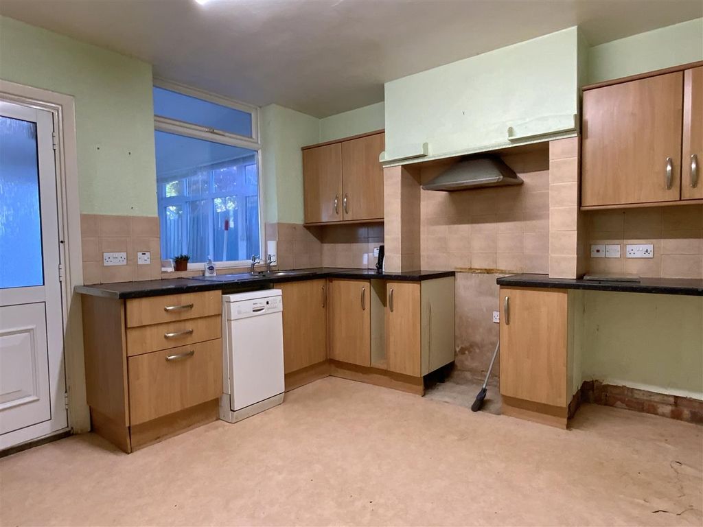 Property photo 3 of 10 Kitchen/ Dining Room