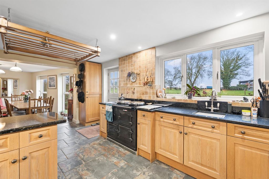 Property photo 2 of 30 14 Scalford Road-07.Jpg