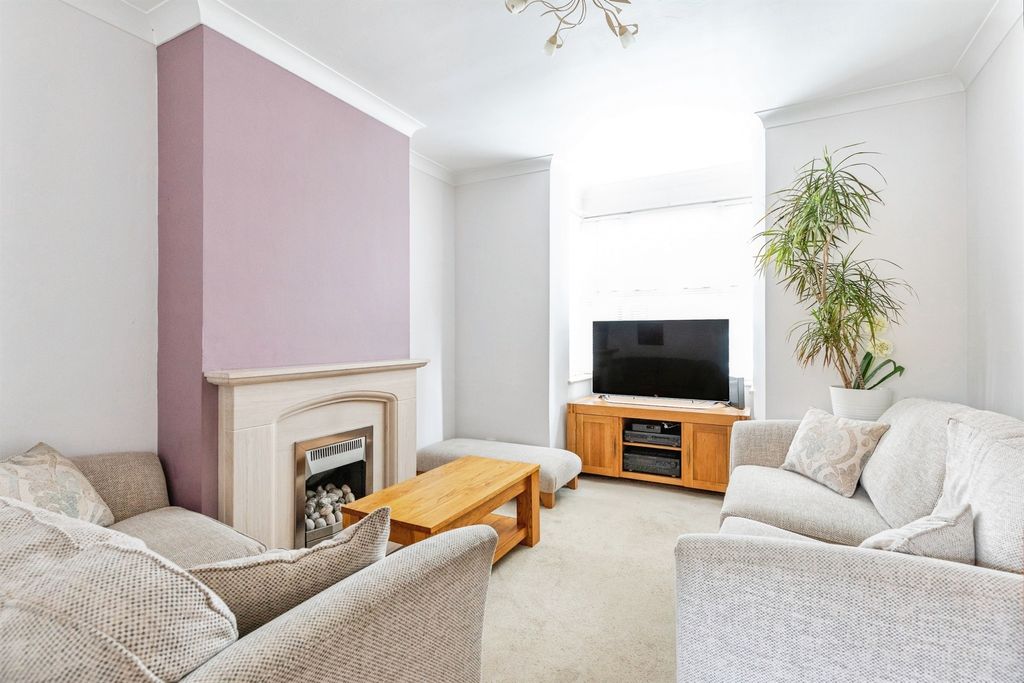 Property photo 2 of 20