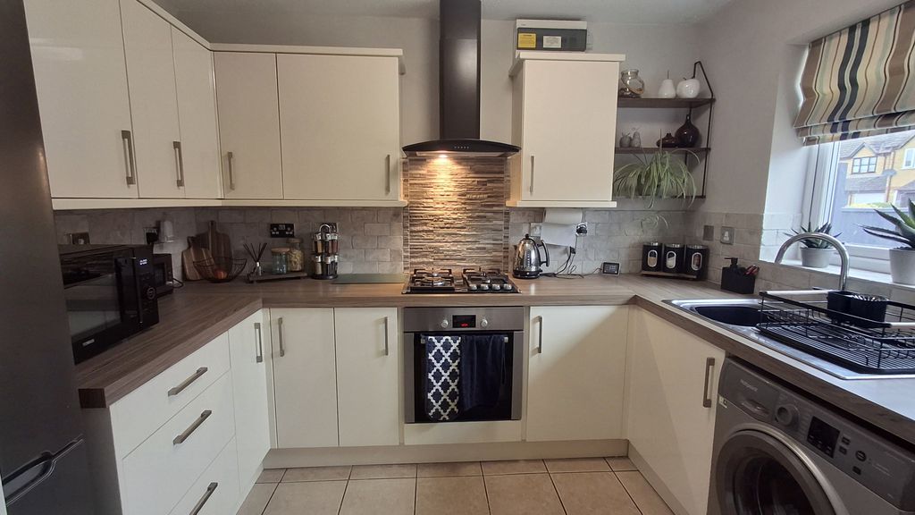Property photo 3 of 18 Kitchen
