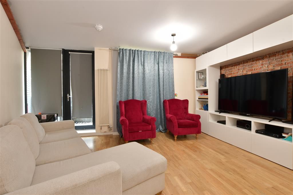 Property photo 2 of 7 Lounge/Dining Area