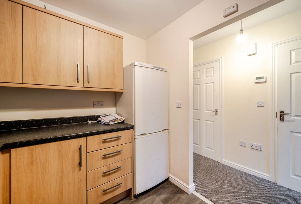 Property photo 3 of 18 1394915-3-6949715...