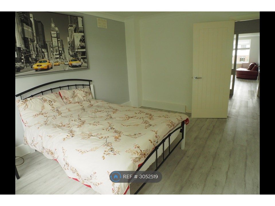 Property photo 3 of 10 Main Bedroom