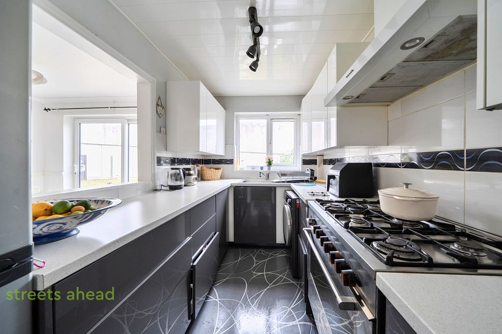 Property photo 3 of 21 Fac489ee-8c3F-426...