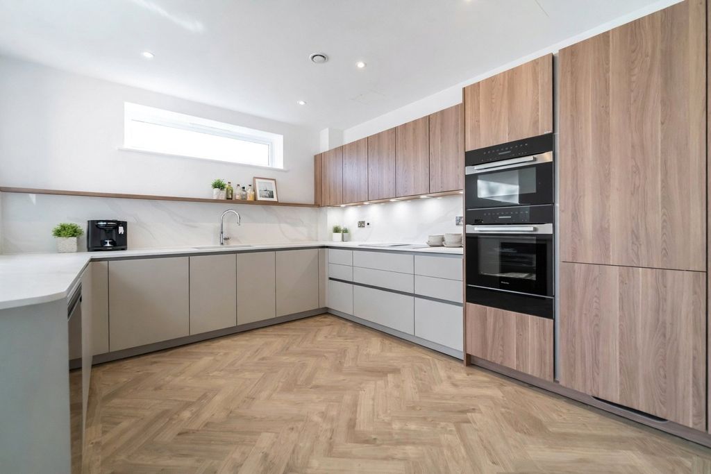 Property photo 3 of 15 Kitchen