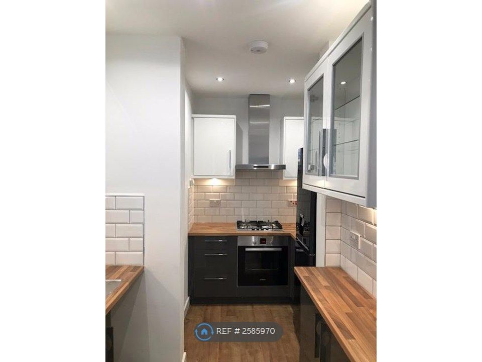 Property photo 3 of 10 Kitchen