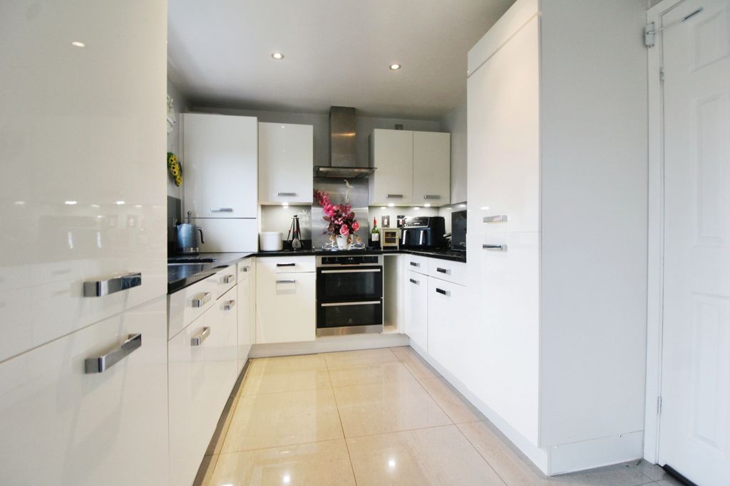 Property photo 3 of 19 Kitchen